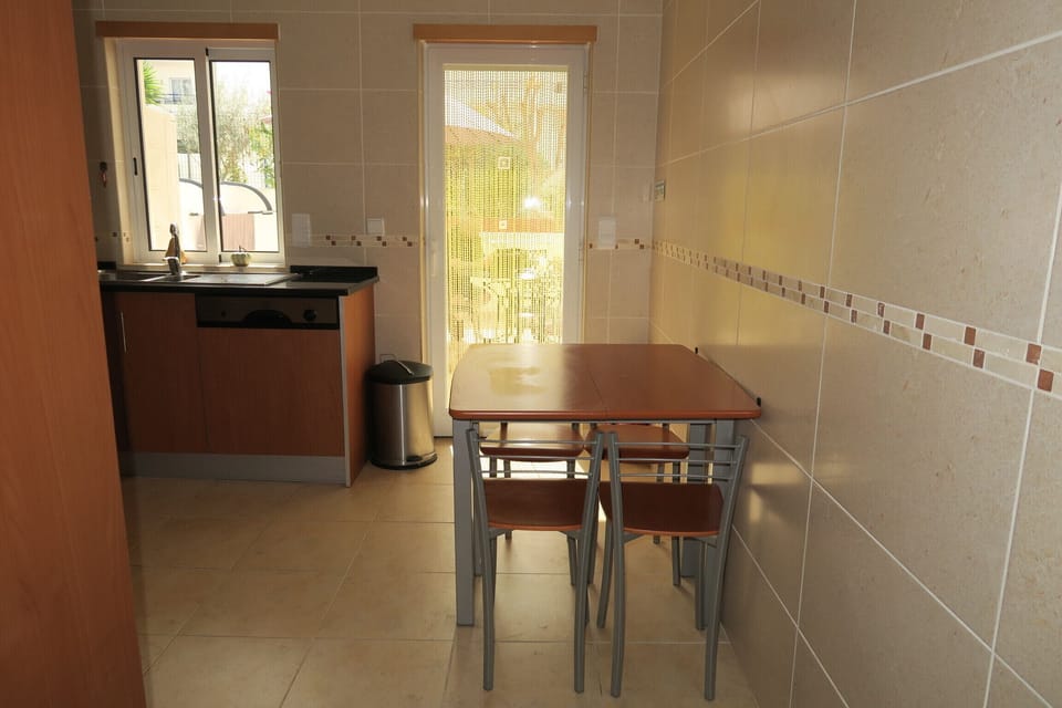 Kitchen w/ extendable table and chairs (sits 4)