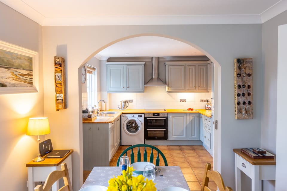 Ground floor: Kitchen with modern appliances