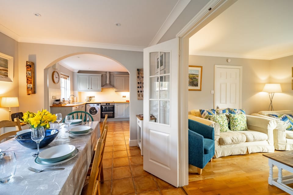 Mahonia Cottage, Burnham Market: Open plan dining area with kitchen beyond