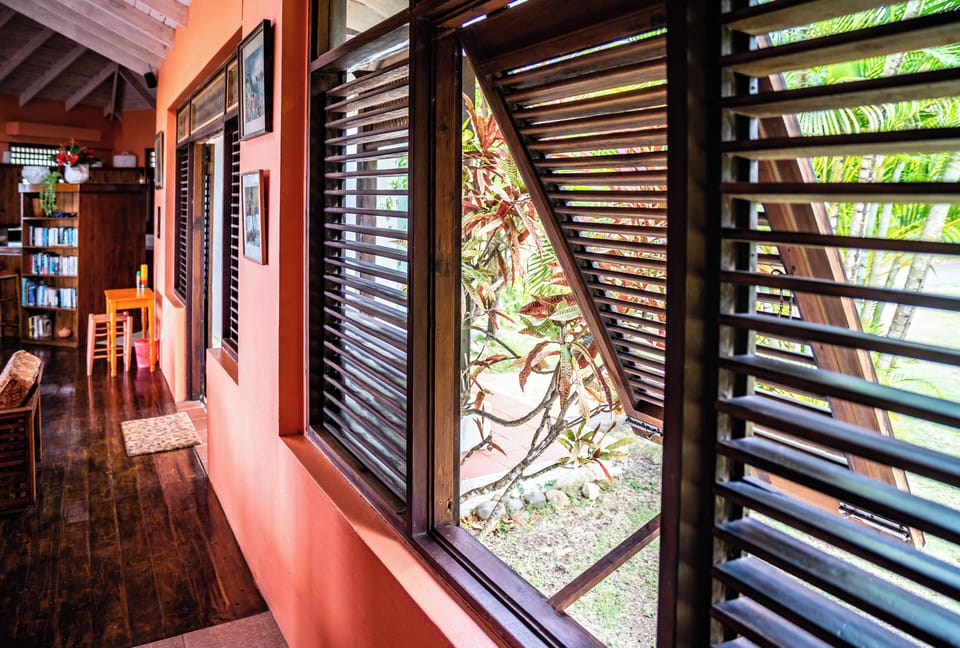Demerara boom window
