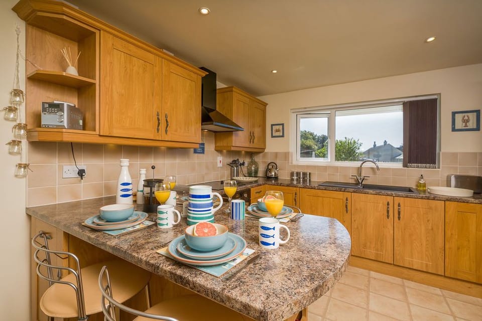 BREAKFAST BAR/DINING AREA