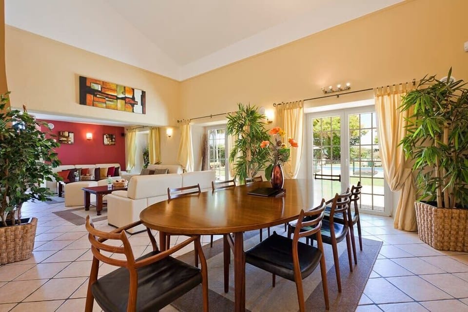 Dining and lounge area