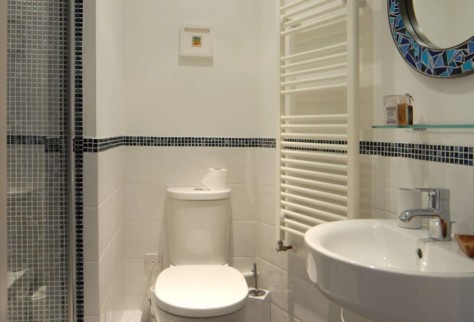 Albury House, Charmouth: Bedroom three with en-suite shower room