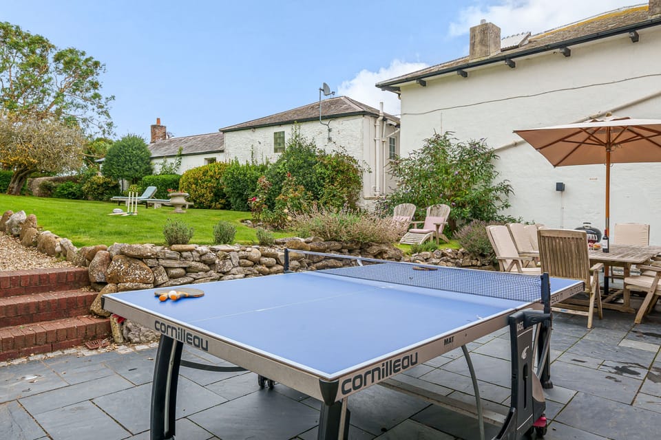 Albury House, Charmouth: Sports for everyone with table tennis, cricket and other ball games
