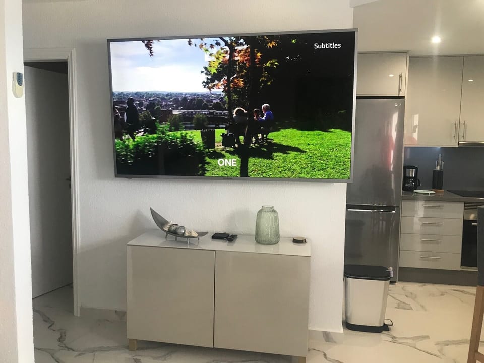 75" flat screen TV with +200 channels
