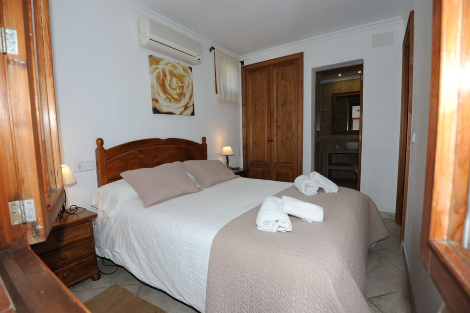 1º Bedroom- Double bed of 1.50 cms with bathroom en suite