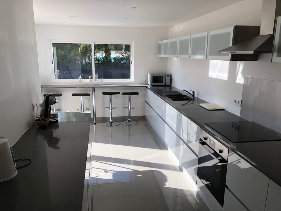 Kitchen with plenty of storage and breakfast bar