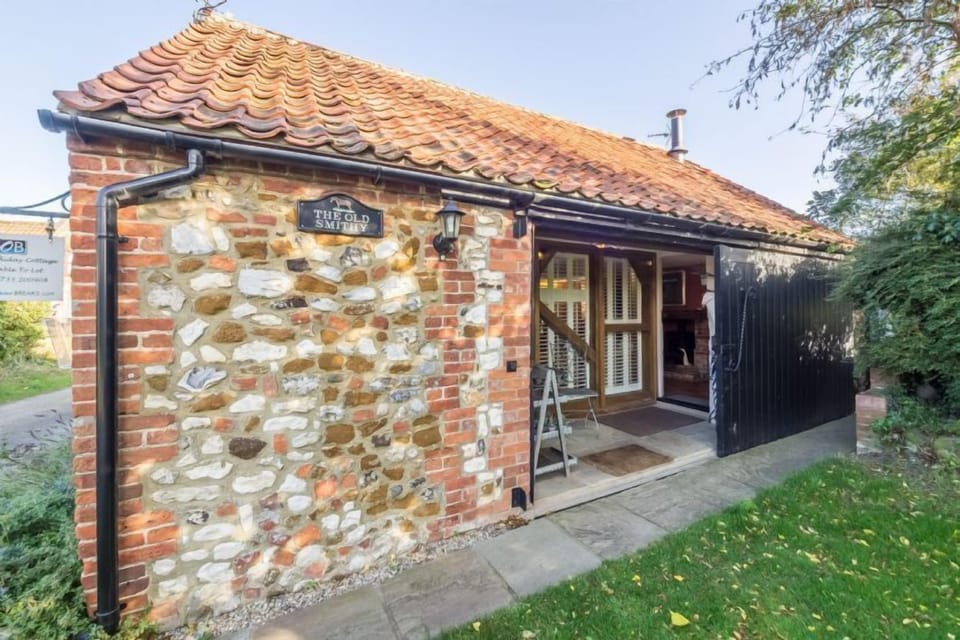 The Old Smithy, Holme-next-the-Sea: Romantic and rustic retreat