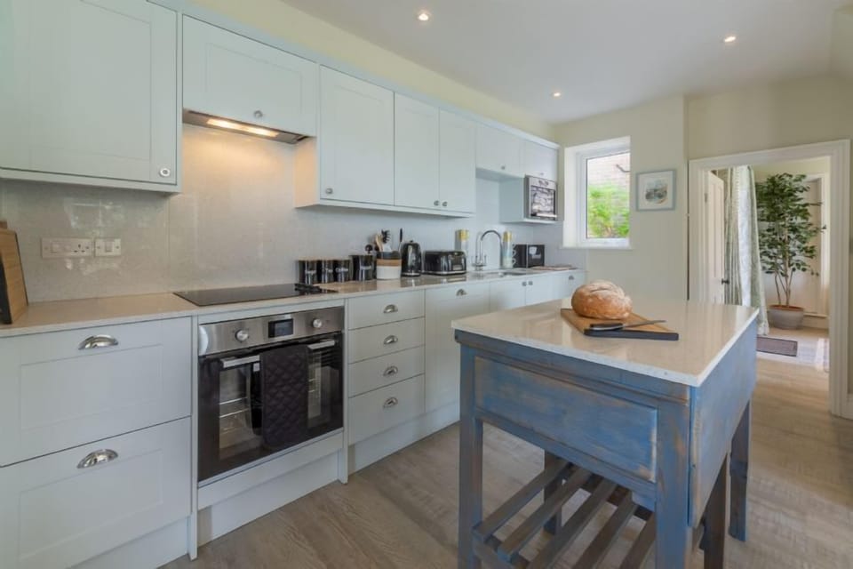 Ground floor: Spacious kitchen with granite-top island