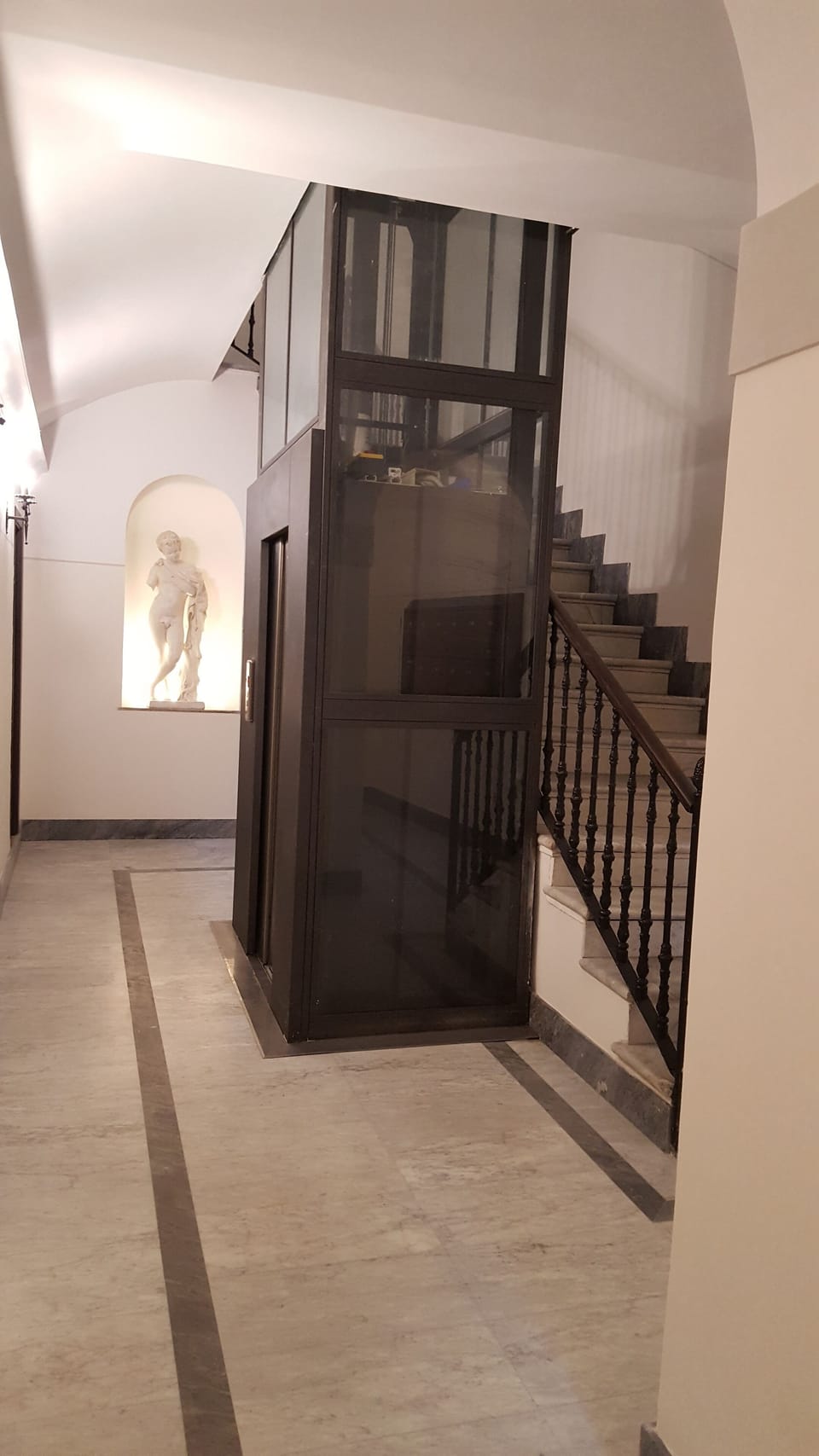 interno Palazzo con scala e ascensore