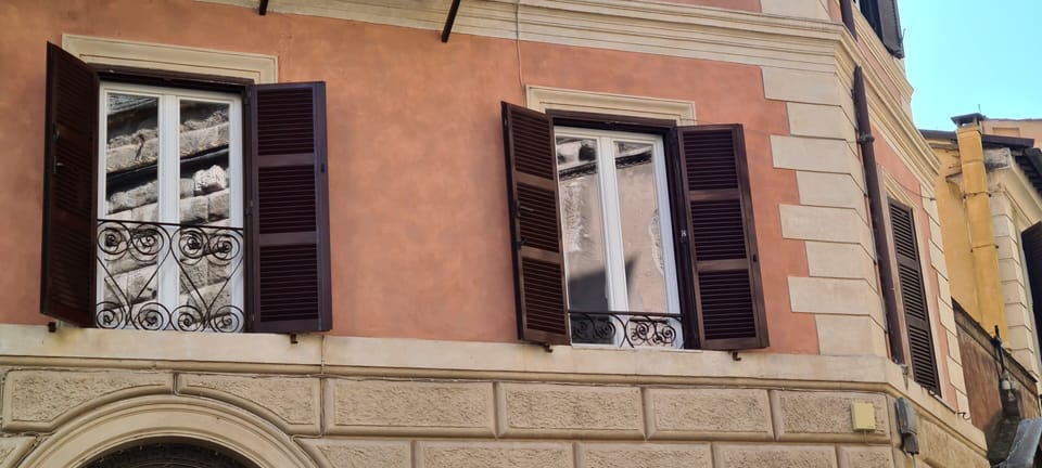 finestre di casa che affacciano su Piazza del Grillo e Foro di Augusto
