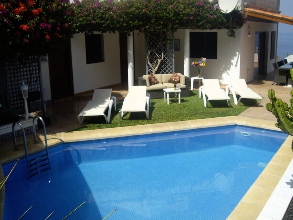 Beautifuly Designed Private Swimming Pool with Garden.