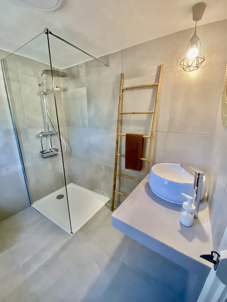 WC junto ao quarto branco