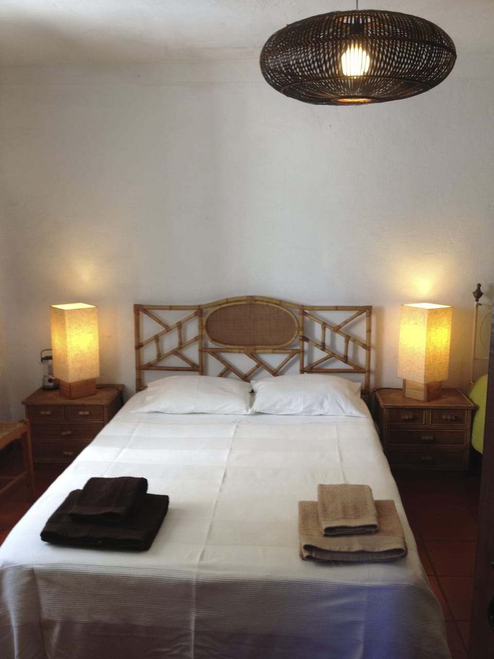 Quarto branco com 1 cama de casal e 1 cama individual