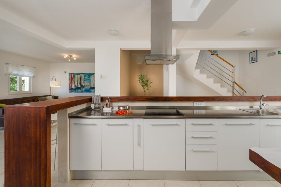 Kitchen with breakfast bar