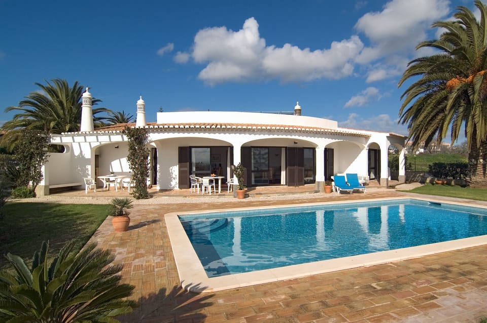 Villa Camena: Covered terrace of Villa Camena with blue tiled pool