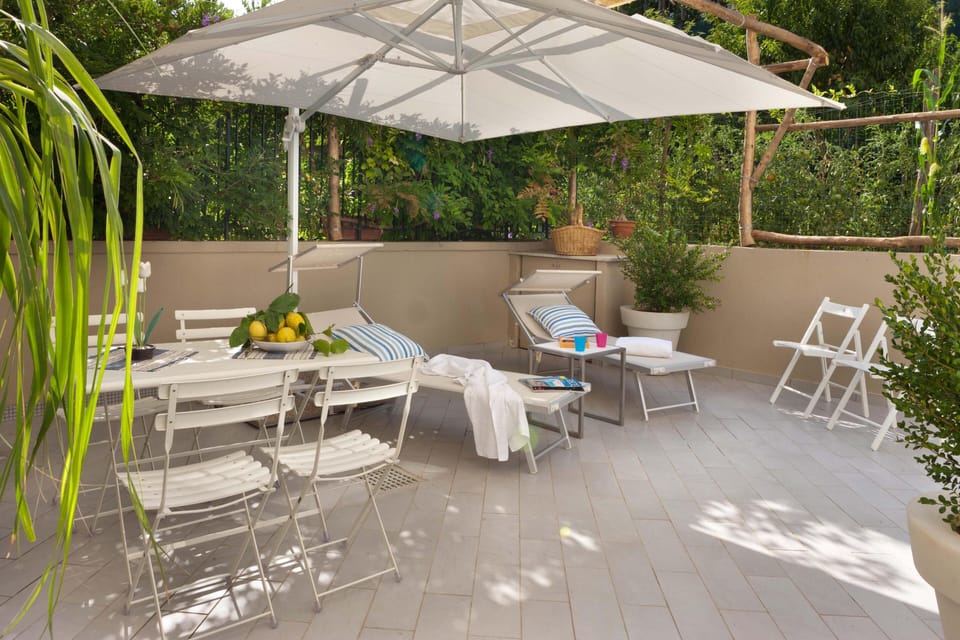 Patio with garden furniture, shower and barbecue. Sorrento City Center Flats