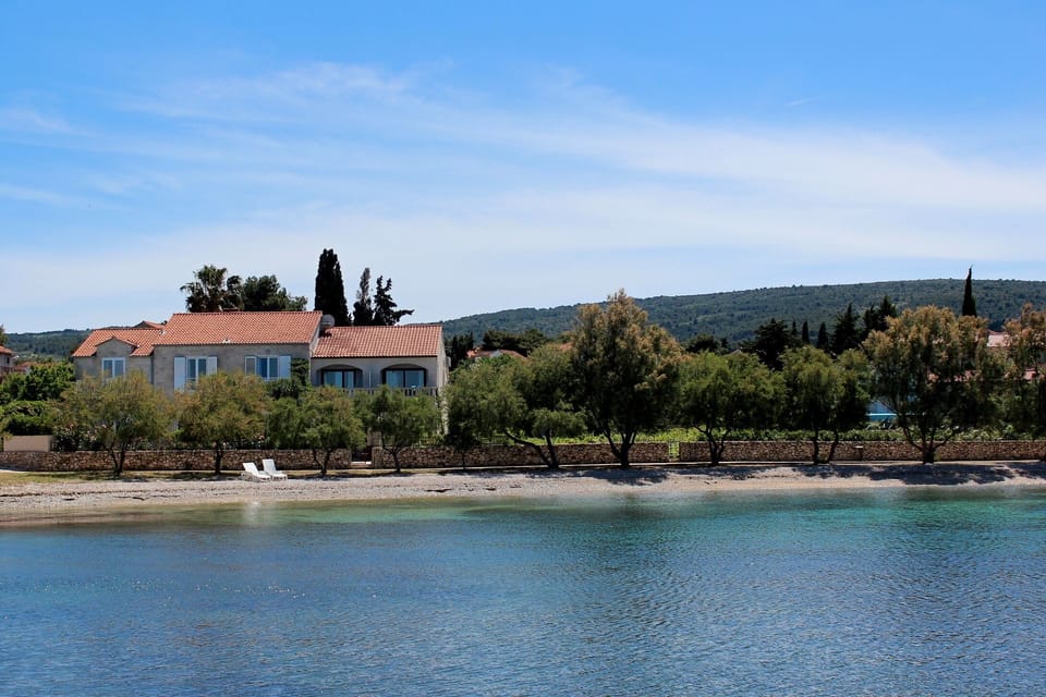 Position of Villa Mirca - right on the main beach