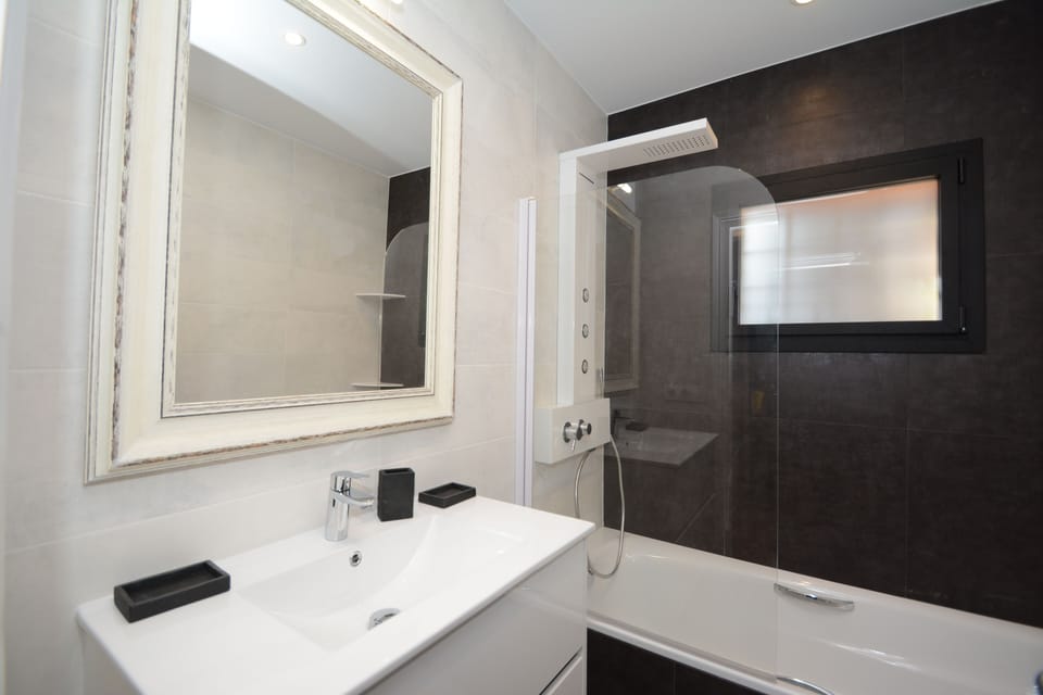 Bathroom (first floor)