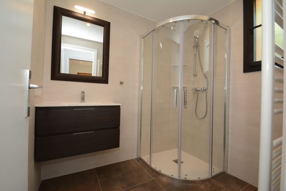 Bathroom (ground floor)