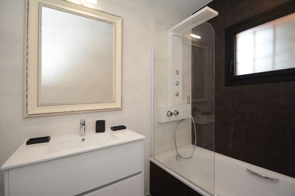 Bathroom (first floor)
