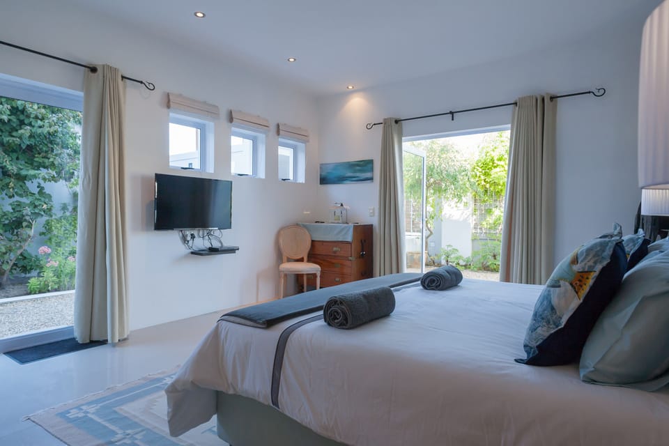 Main Bedroom, en-suite with two sets of French doors leading to the garden