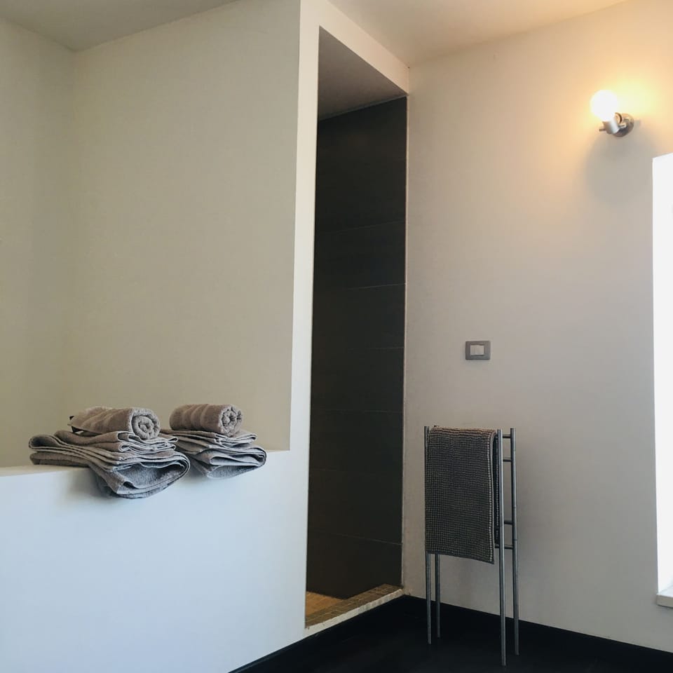 En-suite shower in the upstairs bedroom