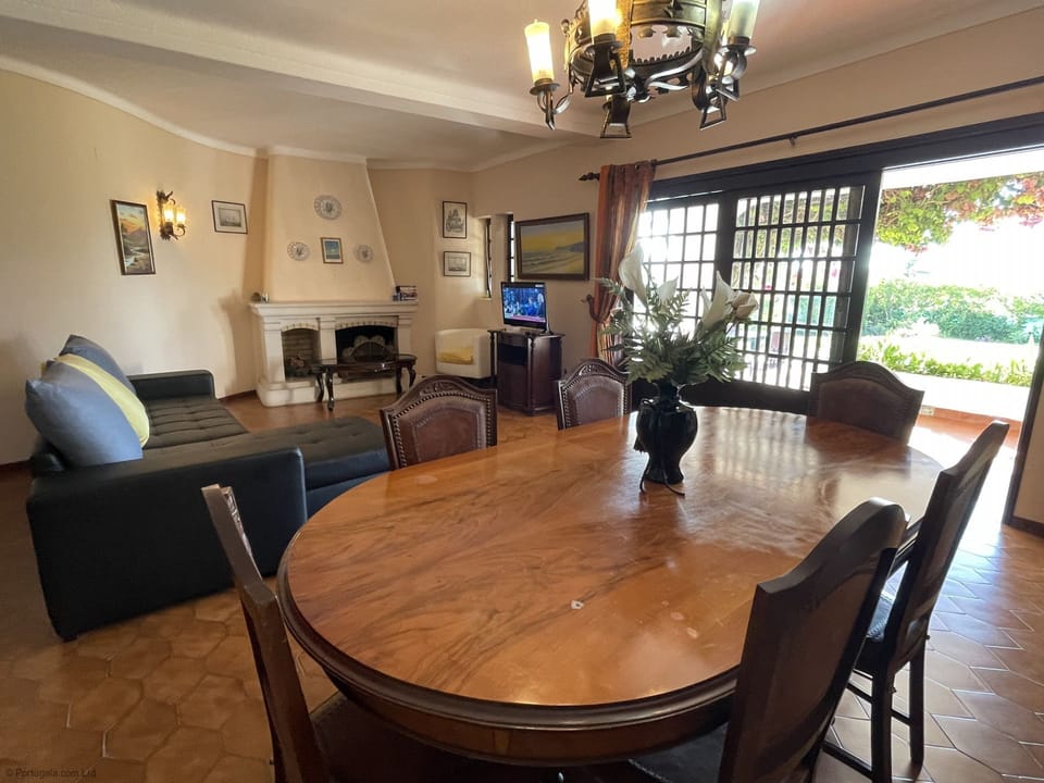 Comfortable, spacious, cozy, lounge/dinner with a new 40" flat screen Satelite Smart TV with many channels & DVD's provided for all ages, for your enjoyment pleasure. Double doors to terrace, garden & swimming pool.
