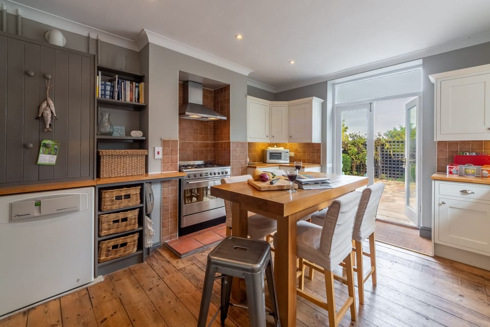 The Constable's House, Wells-next-the-Sea: Spacious kitchen with a range cooker