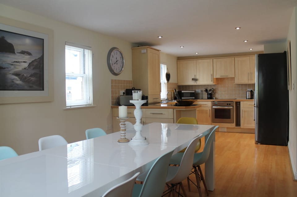 Comfortable, modern and bright Dining area with seating for 10 people. 