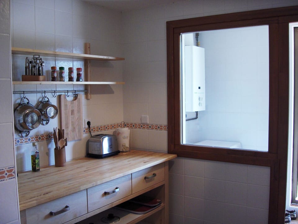 Separate Toilet & Shower Opposite Twin Bedroom 
