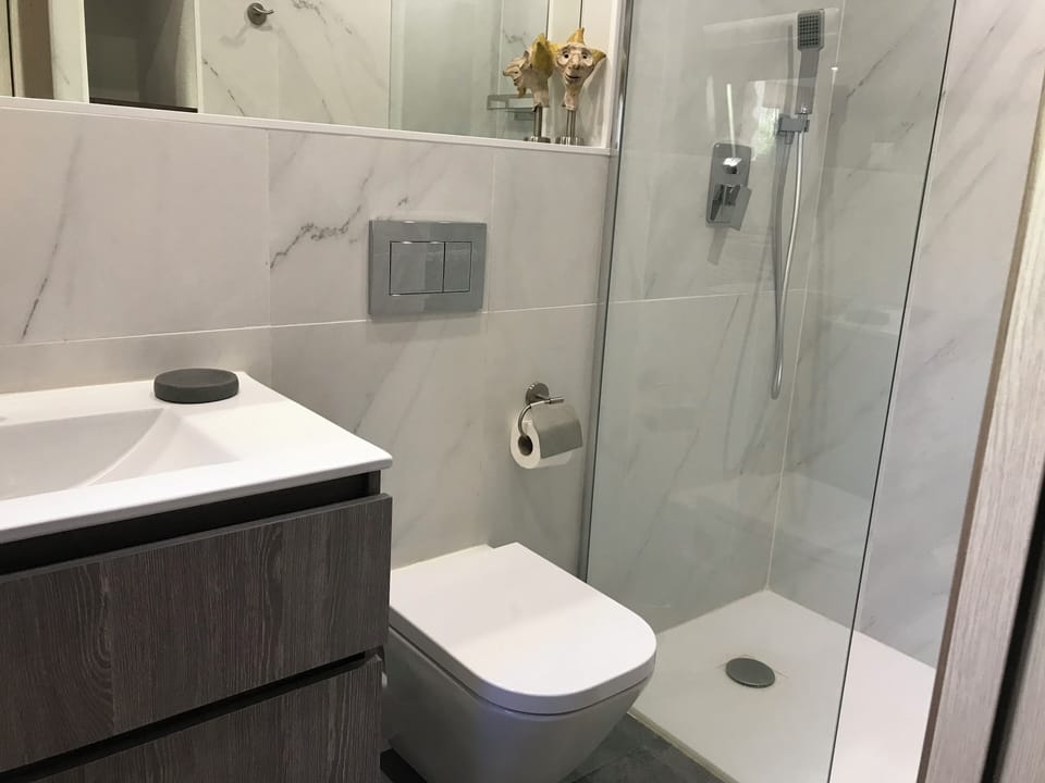 Pool Cottage ensuite shower room