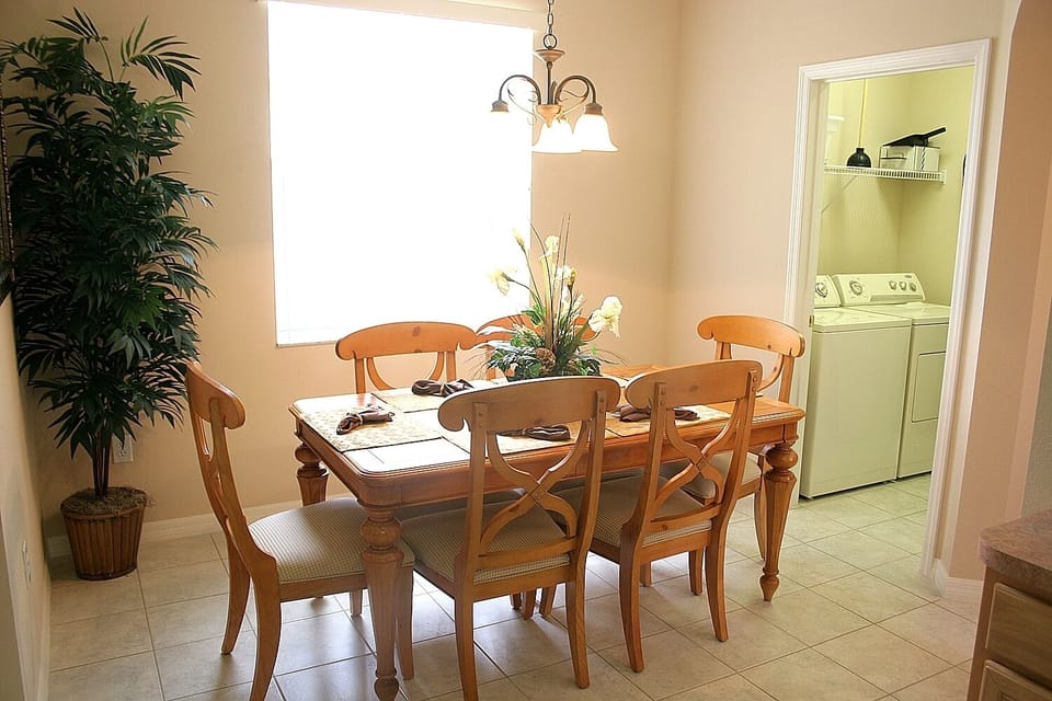 Dining area (leading to Utility Room)