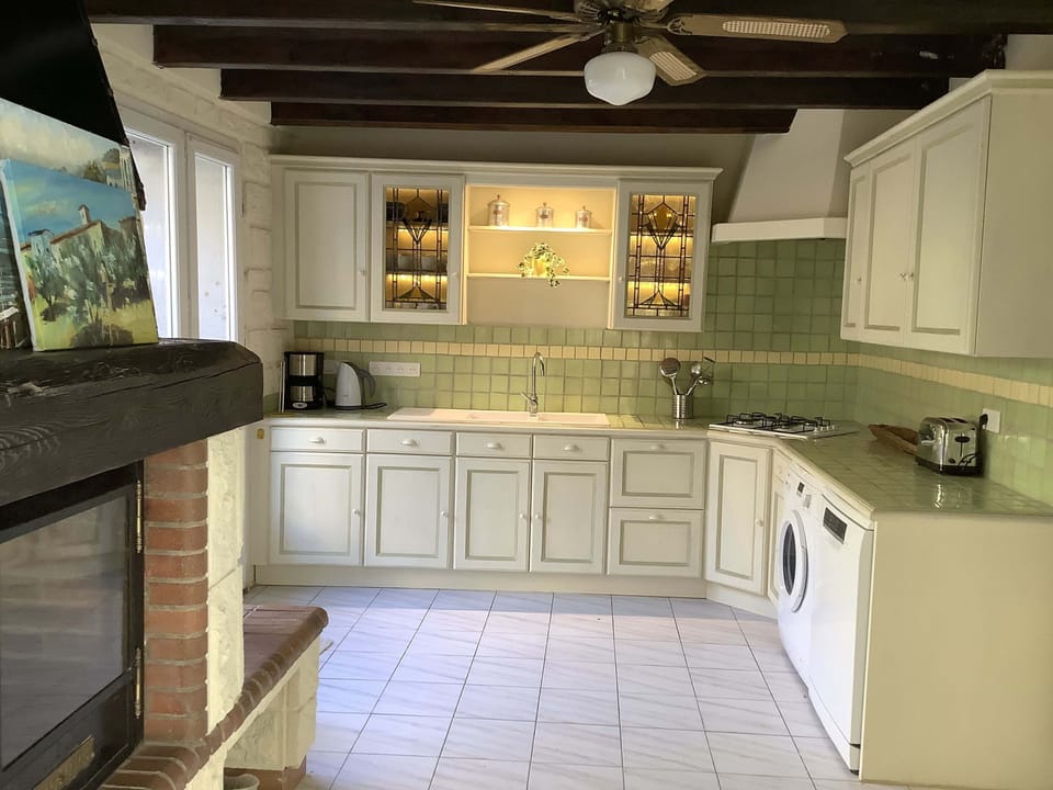 Kitchen adjoinng garden