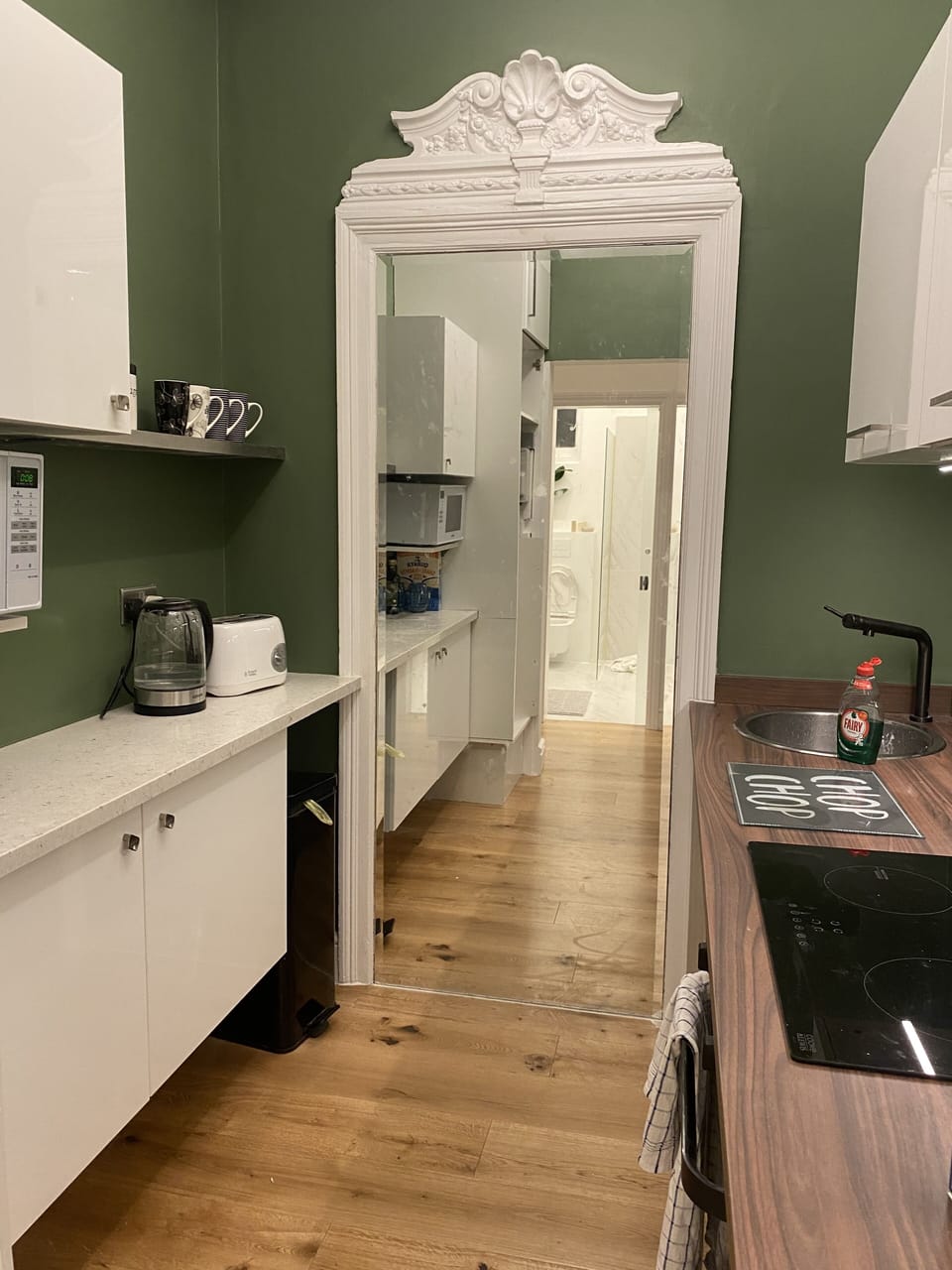 Fully equipped kitchen -microwave, electric hob, oven , coffee machine, toaster