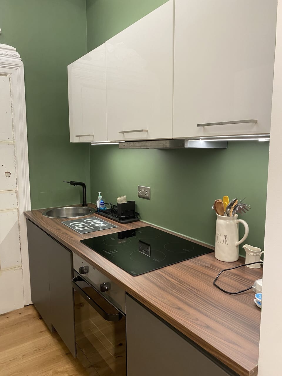 Fully fitted kitchen with dishwasher