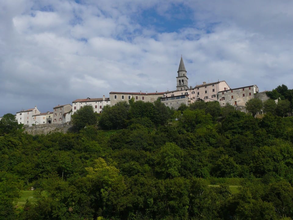 Buzet, 5 minutes by car, 20 minutes walk