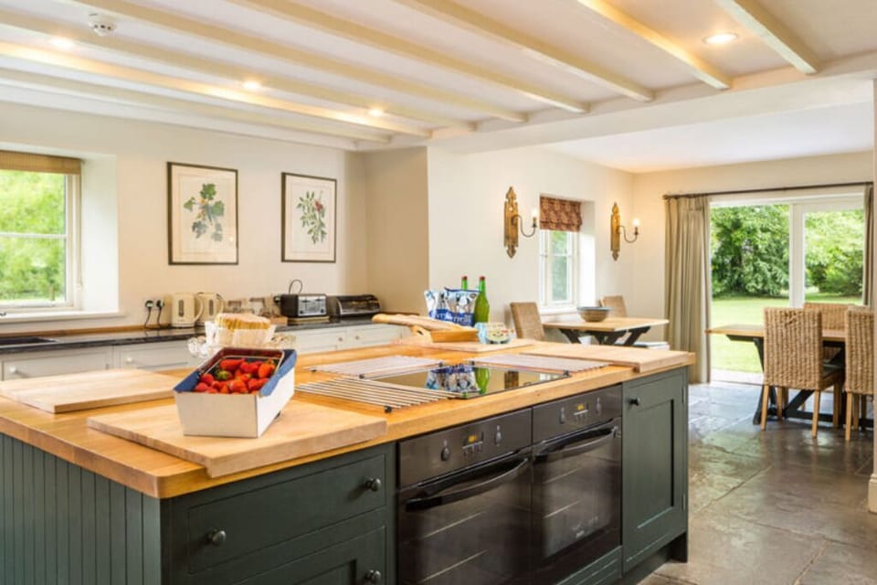 2 electric ovens, a hob, an aga in the winter months, great working island