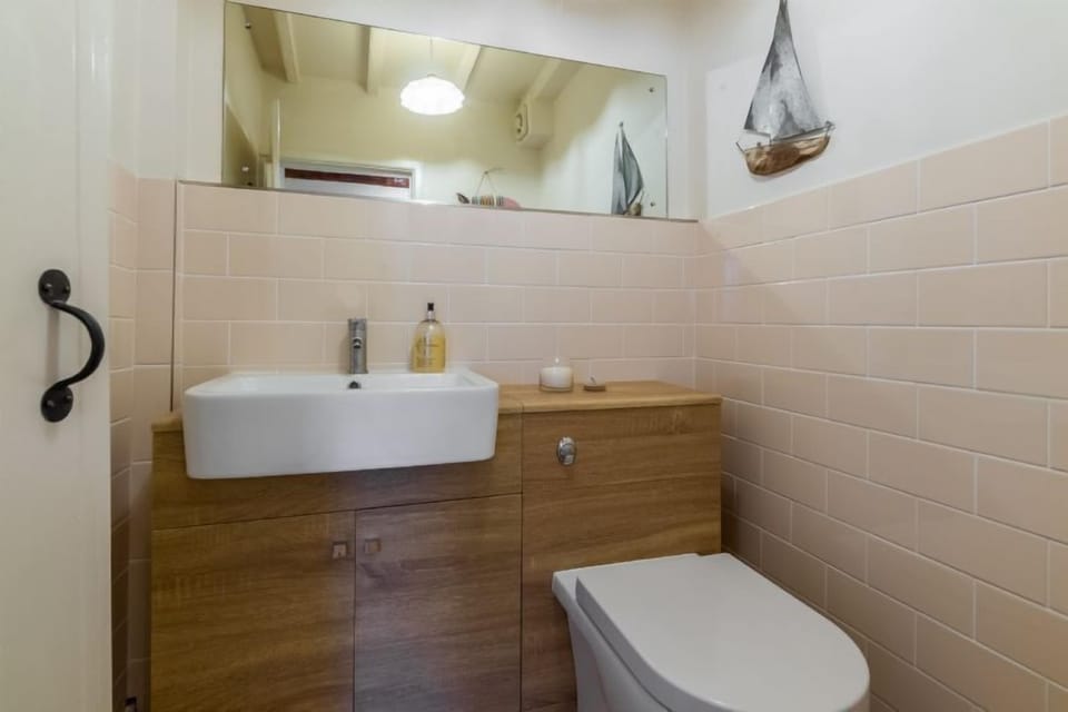 Ground floor:  Cloakroom