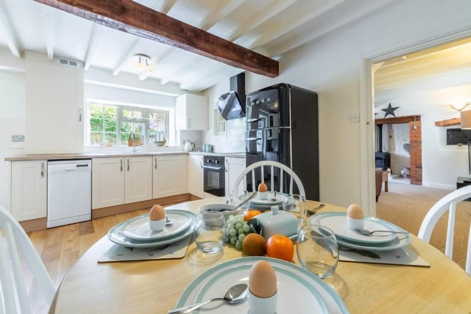 Swift Cottage, Dersingham: Kitchen with breakfast table