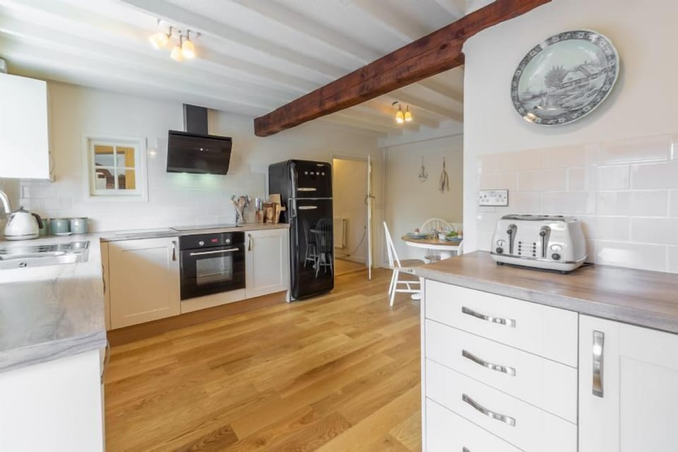 Ground floor:  Kitchen/breakfast room