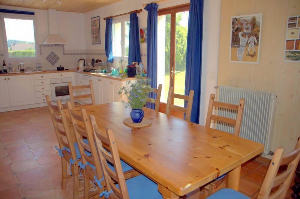 The dining area and kitchen
Espace repas et cuisine