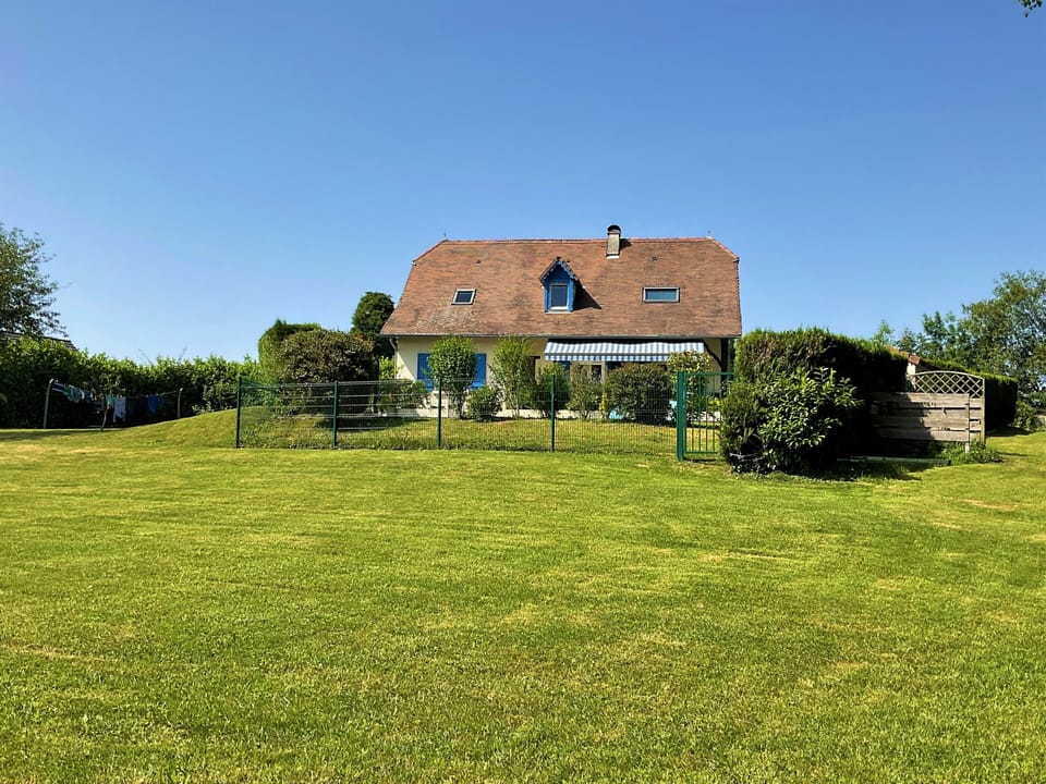 View of house from the orchard
Vue de la maison depuis le verger