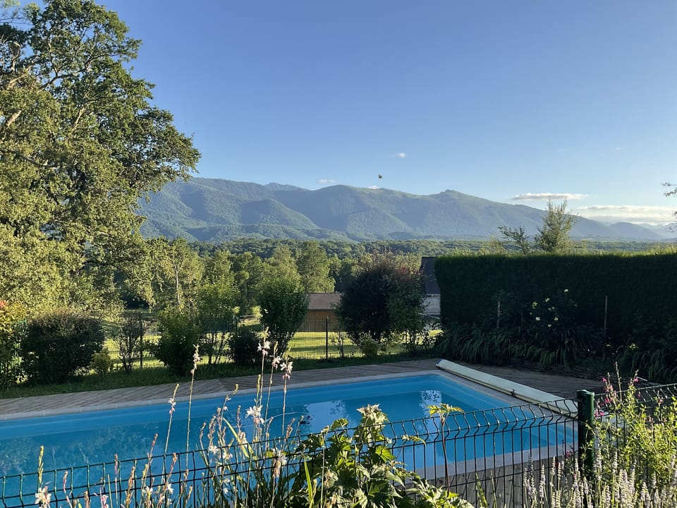 View from the terrace looking south
Vue depuis la terrasse direction sud