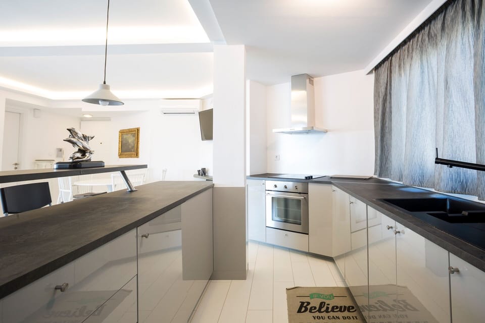 Fully equipped kitchen (with fitted appliances)