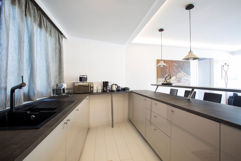 Fully equipped kitchen (with fitted appliances)