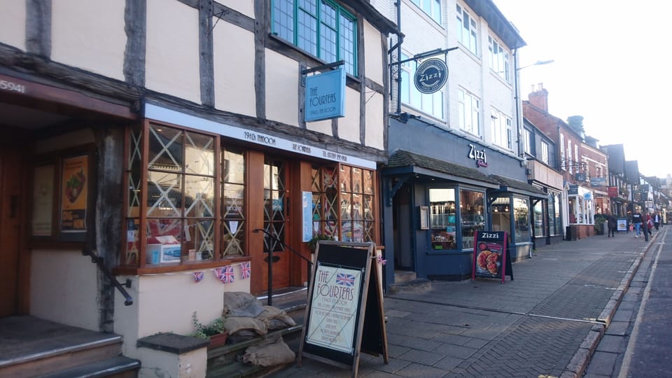 There are plenty of bars , cafes and restaurants in the town centre.