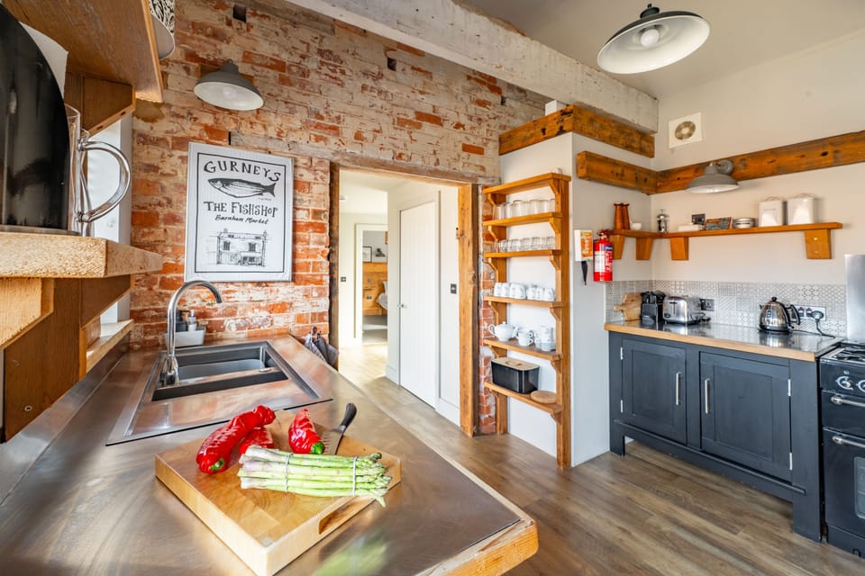 Ground floor: Well equipped kitchen