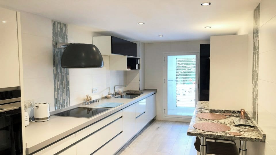 Newly refurbished luxury kitchen with breakfast bar and Siemens appliances