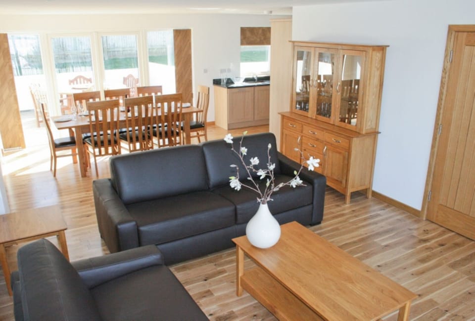 Large, open, light, lounge - diner
